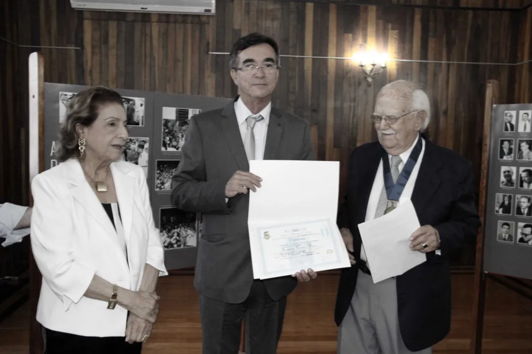 Imagem ilustrativa da imagem Jornalista Carlos Ruas recebe medalha na Câmara de Niterói