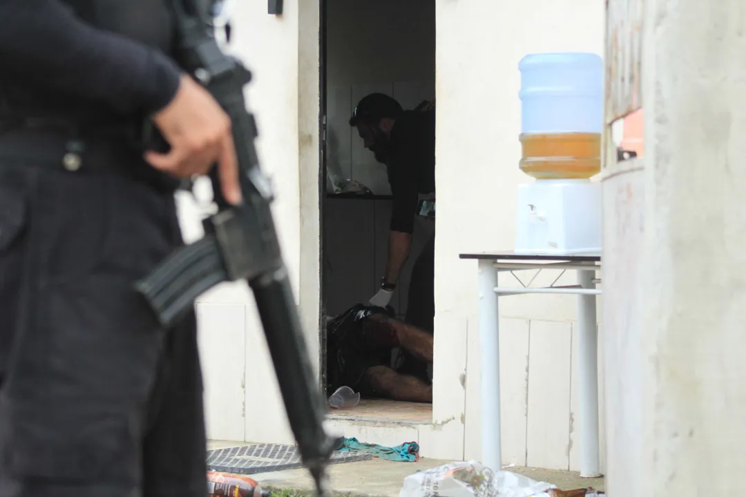 Jovem foi executado na cozinha da casa