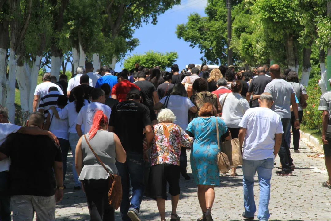 Enterro reuniu muitos amigos no Cemitério Parque da Paz, no Pacheco, em São Gonçalo