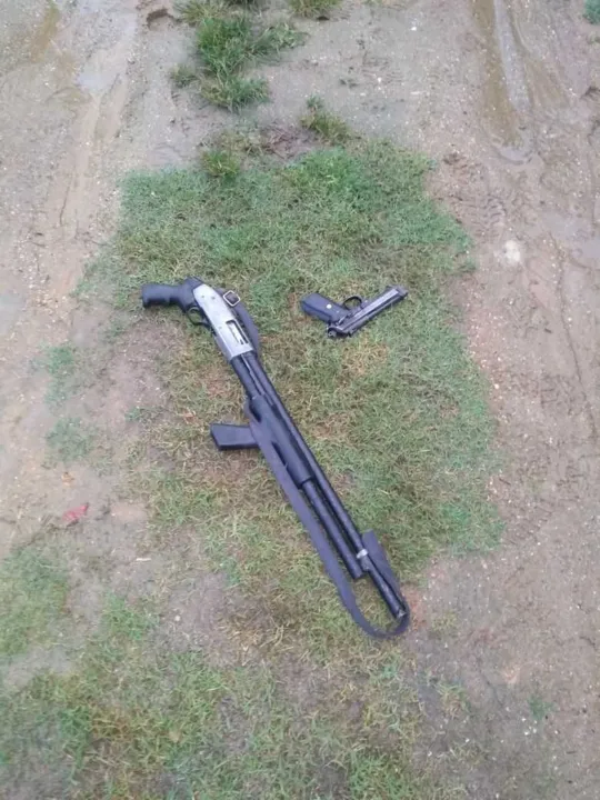 Suspeitos estavam armados com uma pistola 9mm e uma carabina calibre 12. 