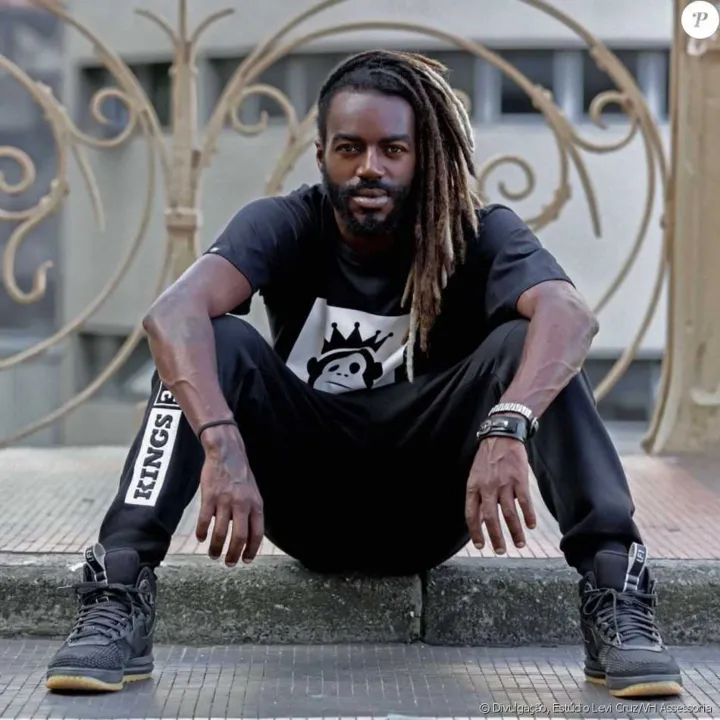 O ator Jonathan Azevedo, famoso por estrelar o papel de ‘Sabiá’ na novela “A força do querer”, dará adeus aos dreadlocks e ao cabelo comprido para interpretar um enfermeiro na série “Ilha de Ferro”. Jonathan iniciou os preparativos para o novo personagem e fará treinamento no Hospital Albert Einstein, em São Paulo.