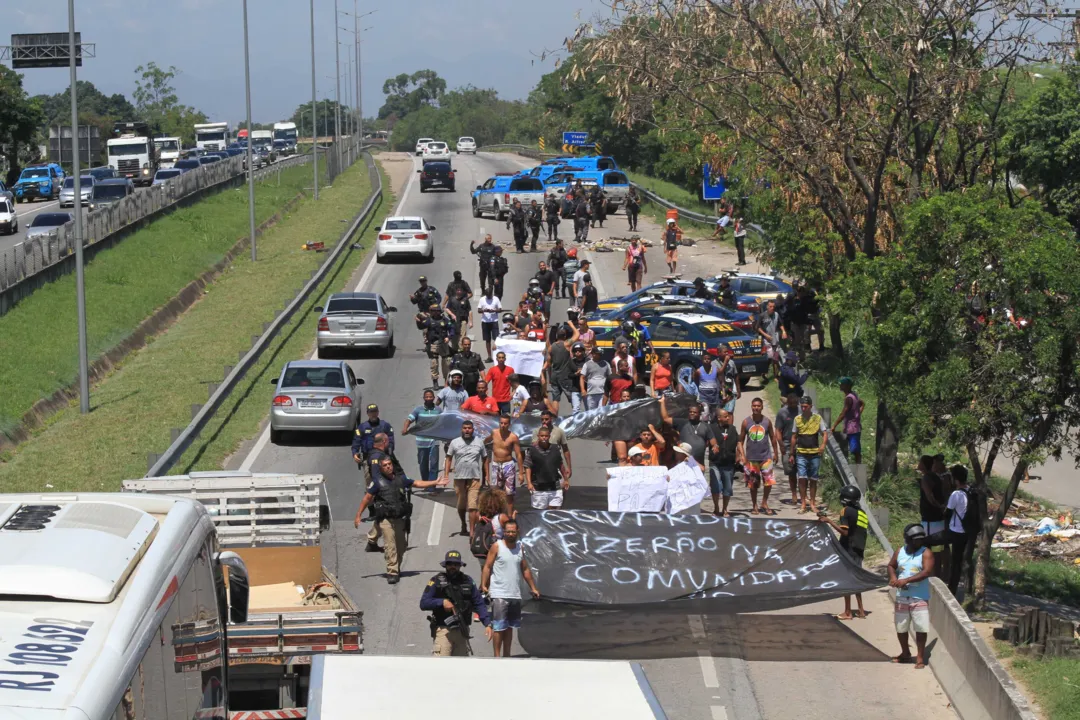 >> Moradores fizeram manifestação ontem na Rodovia BR-101