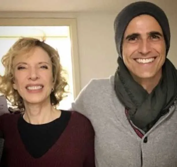 O ator Reynaldo Gianecchini completou 45 anos no último domingo (12) e como presente ganhou um parabéns super caloroso de sua ex-esposa Marília Gabriela. A jornalista escreveu no Instagram: “Gosto dele que me enrosco, como tem que ser com quem tanto amamos um dia”.