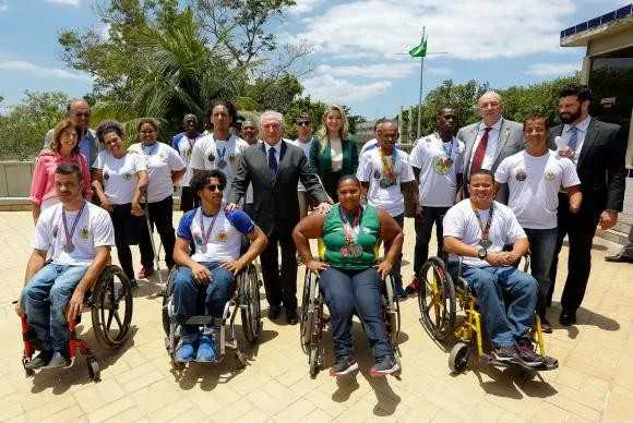 >> Michel Temer posou com alunos do Centro de Educação Física Almirante Adalberto Nunes