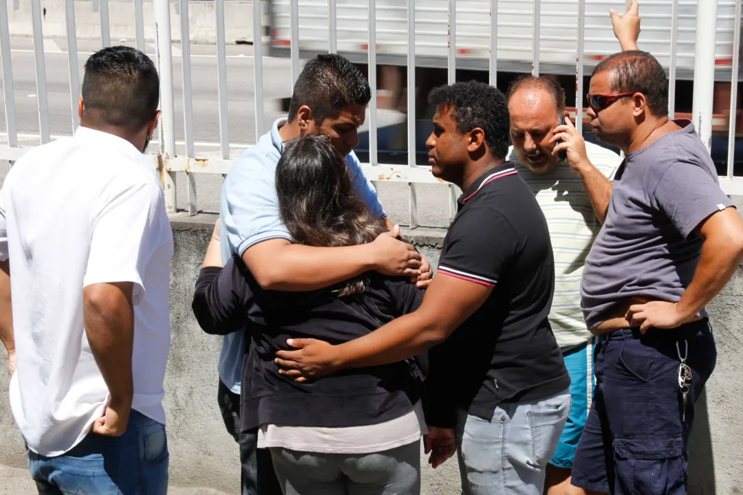 >> Familiares foram ao Instituto Médico Legal (IML) de Niterói para fazer reconhecimento dos corpos