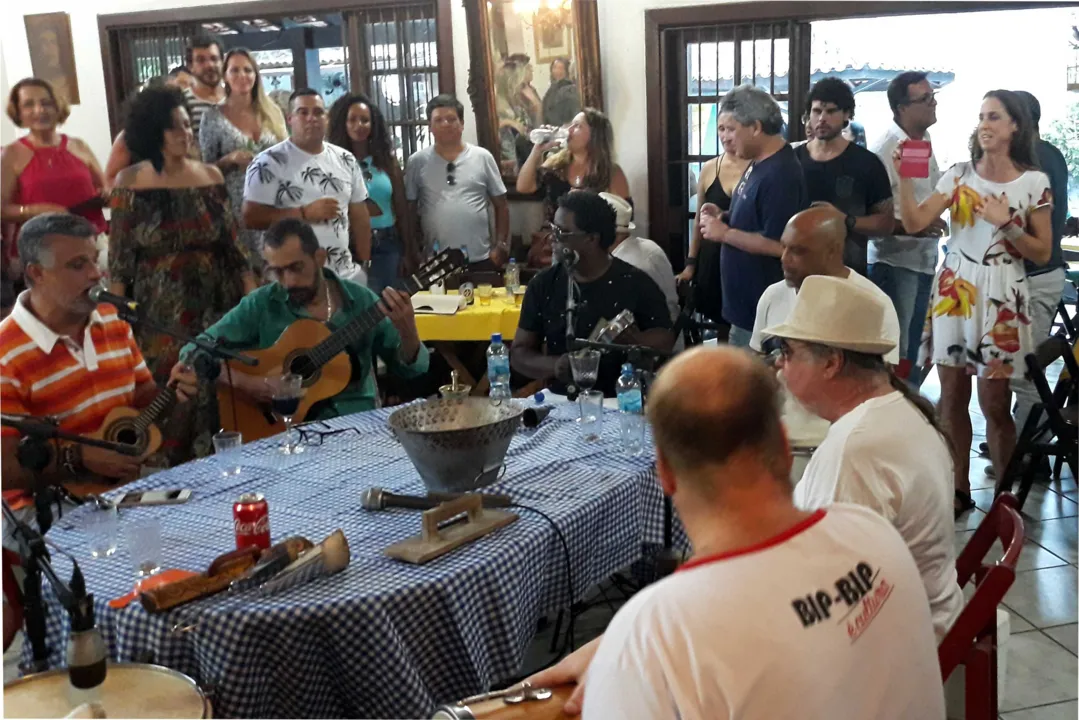 Marcelinho Moreira, Claudinho Guimarães, Vanderlei Monteiro, Marmita, Alexandre Cardoso, Charles Sete Cordas, Alessandro Cardoso e o cantor Miltinho, do grupo MPB 4, foram alguns dos nomes que estiveram na roda de samba.