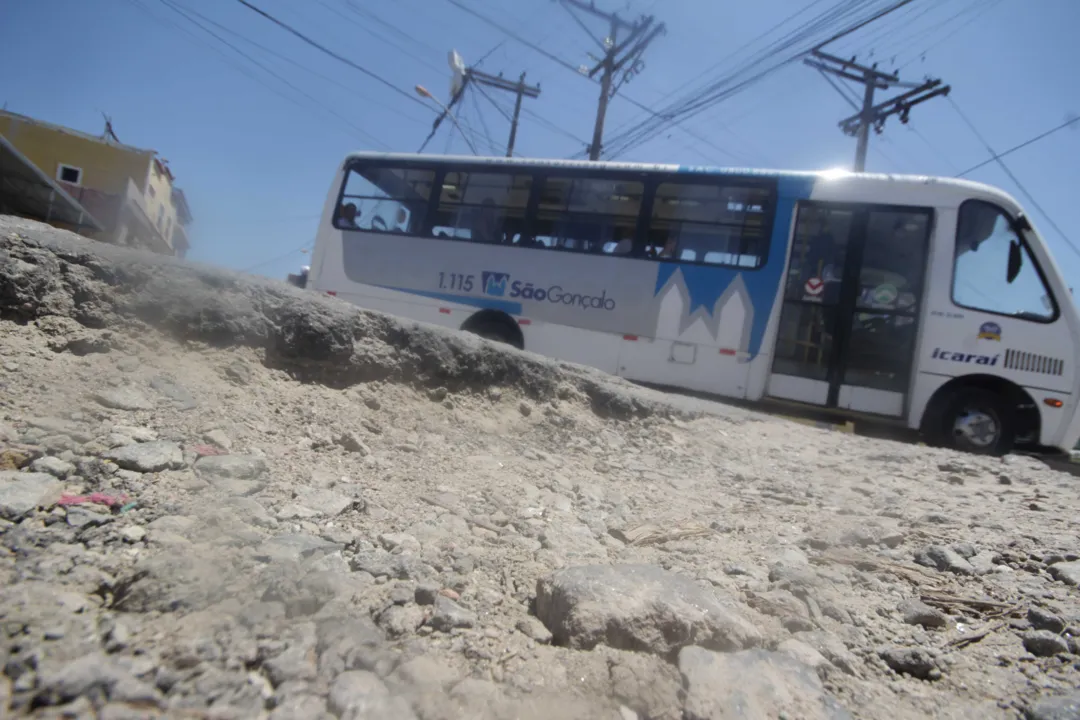 A Estrada da Trindade está cheia de crateras que atrapalham pedestres e motoristas