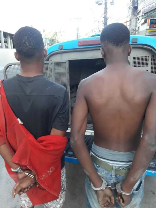 Imagem ilustrativa da imagem Operação no Jardim Catarina termina com dois rapazes presos por tráfico de drogas