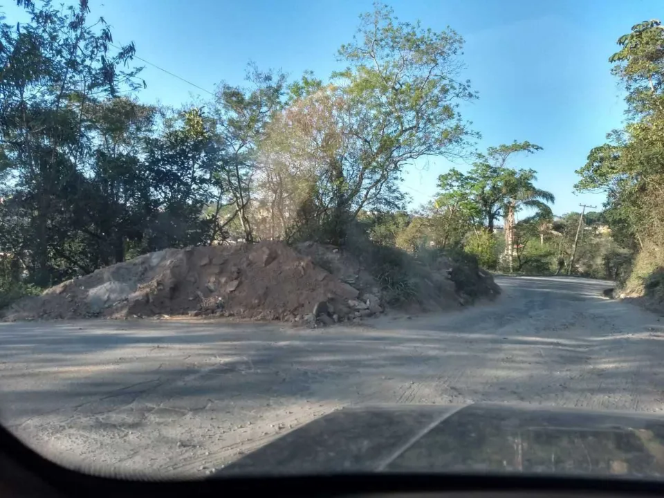 Um grande volume de terra foi colocado na Rua Doutor Carlos Brandão, no Morro do Céu, para dificultar as ações da polícia