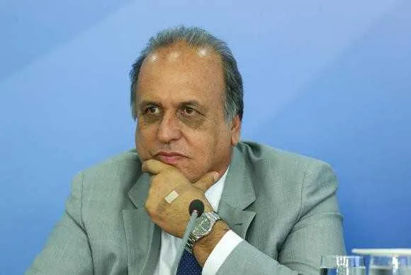 Imagem ilustrativa da imagem Pezão quer regularizar pagamentos de servidores até dia 27 de novembro