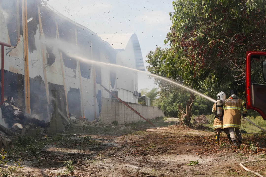Apesar do incêndio de grandes proporções, o fogo não atingiu a linha de produção da fábrica e o trabalho não será afetado