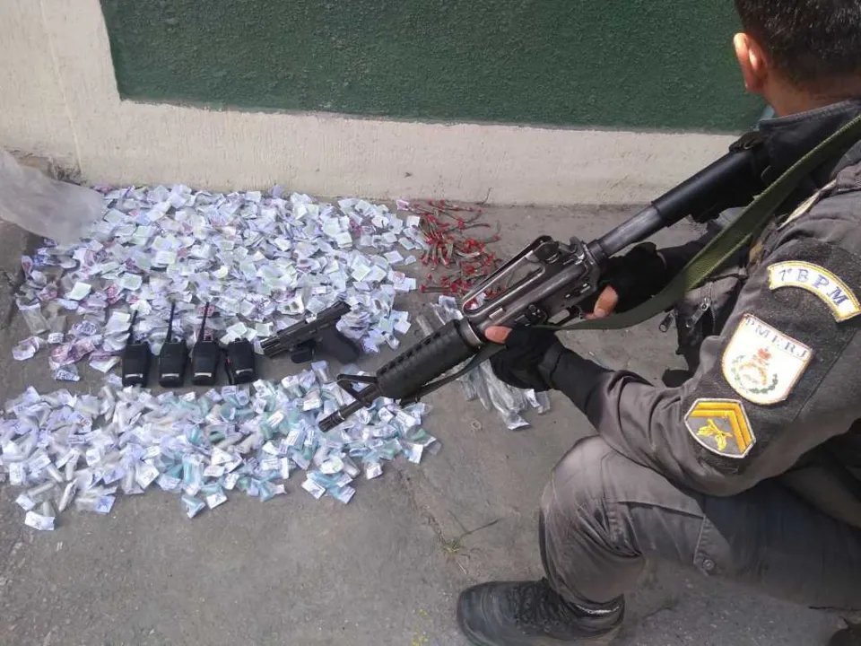 Policiais também apreenderam drogas e pistolas