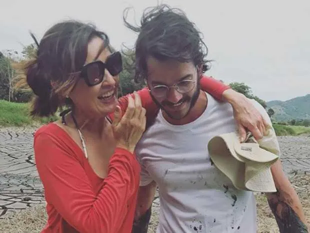 Túlio Gadelha e Fátima Bernardes são o  novo casal do momento e não cansam de postar mensagens românticas nas redes sociais. Na manhã da última sexta-feira o advogado publicou uma foto ao lado da amada, onde os dois aparecem sujos de lama e esbanjando felicidade. Na legenda Túlio escreveu: "Aquela parceira que está contigo mesmo quando você não consegue pegar nenhum caranguejo". 