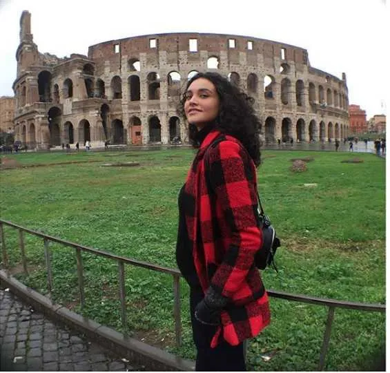 A atriz Débora Nascimento está curtindo a gravidez nas paisagens italianas. A famosa, que está com 5 meses de gestação, postou uma foto no Instagram mostrando a barriguinha em frente ao Coliseu de Roma. "Roma con mia bambina", escreveu na legenda.