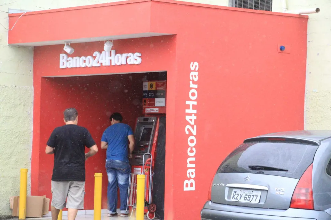  Apesar de terem danificado o mecanismo de saída das notas, nada foi levado do caixa eletrônico