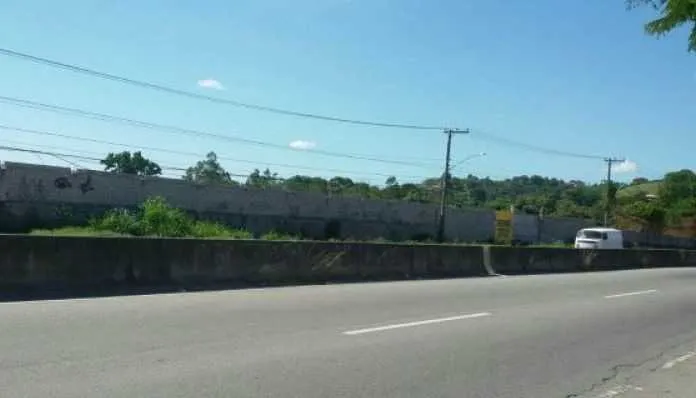 >> Mãe e filha morreram após carro colidir com caminhão na RJ-106