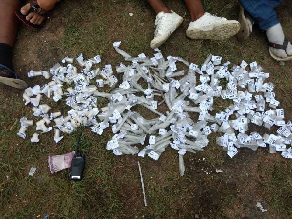 Com o trio foram apreendidos 212 sacolés de maconha, 81 pinos de cocaína e um rádio transmissor.