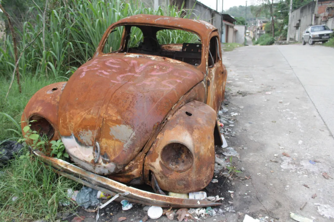 Fusca foi deixado na rua e, logo depois, foi incendiado
