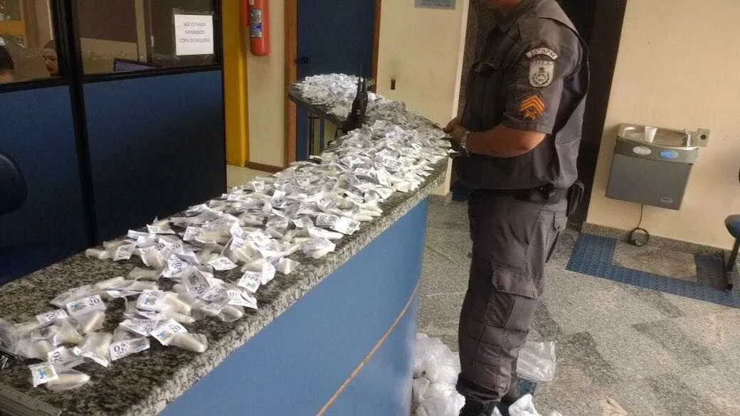 Acusada foi autuada por tráfico na delegacia de Rio Bonito