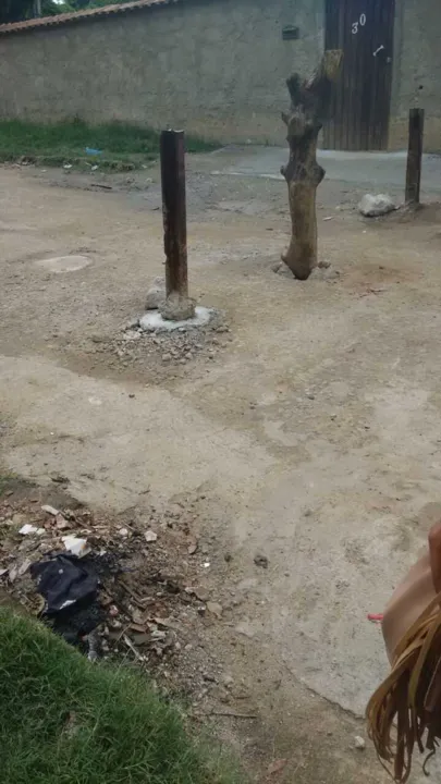 >> Em alguns locais de SG, barricadas são concretadas no asfalto