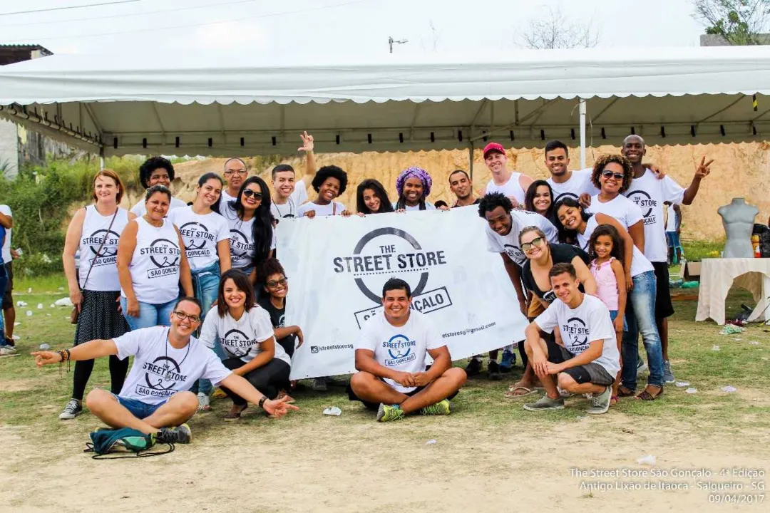 >> O objetivo dos integrantes do projeto é levar loja gratuita de roupas, sapatos e acessórios à localidades carentes