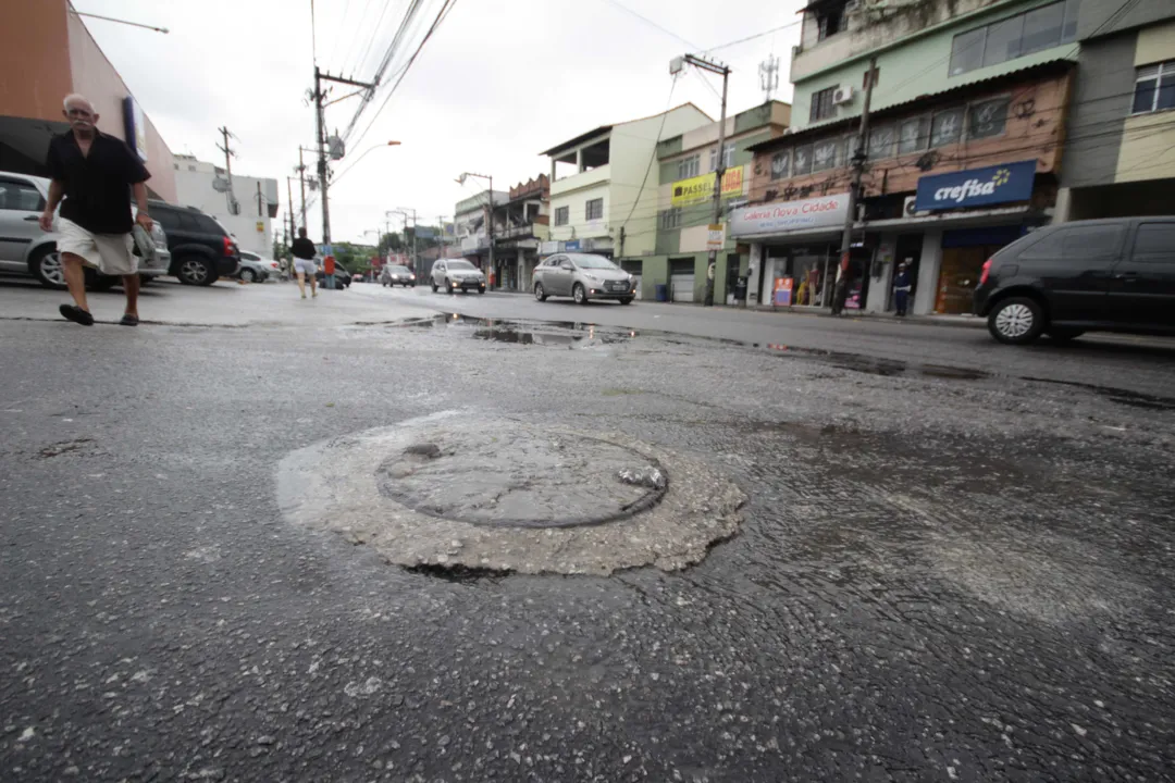 >> Segundo moradores, quando chove, a água transborda