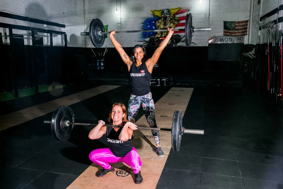 Paula (agachada), e Joana (em pé) competem juntas