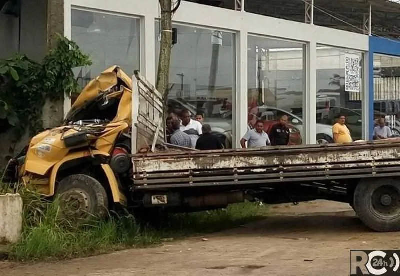 Caminhão bateu contra ponto de ônibus, invadiu uma concessionária e atingiu outros cinco carros