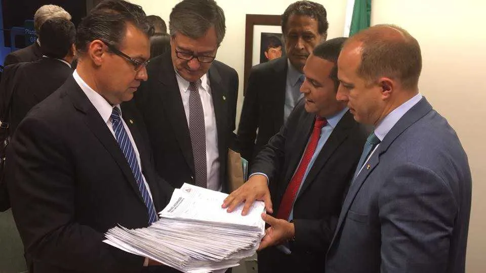  Sandro Almeida, Marcelo Delaroli e Carlos Augusto entregaram o resultado da campanha ao ministro
