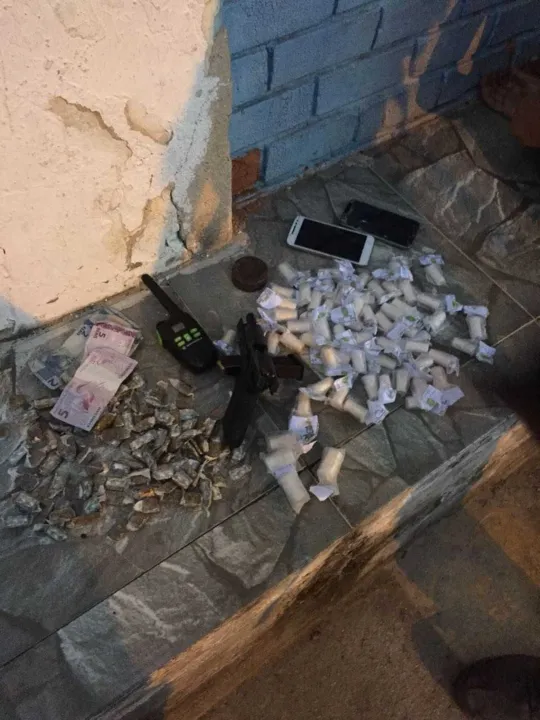 Homem, com cerca de 25 anos, foi encontrado morto no Morro do Estado após troca de tiros