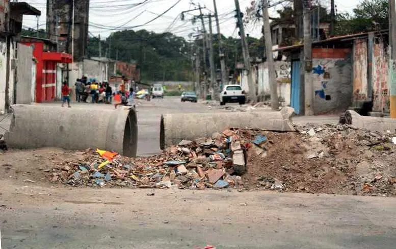 Rua no bairro Jardim Catarina tem entulhos de obra e duas manilhas obstruindo a via