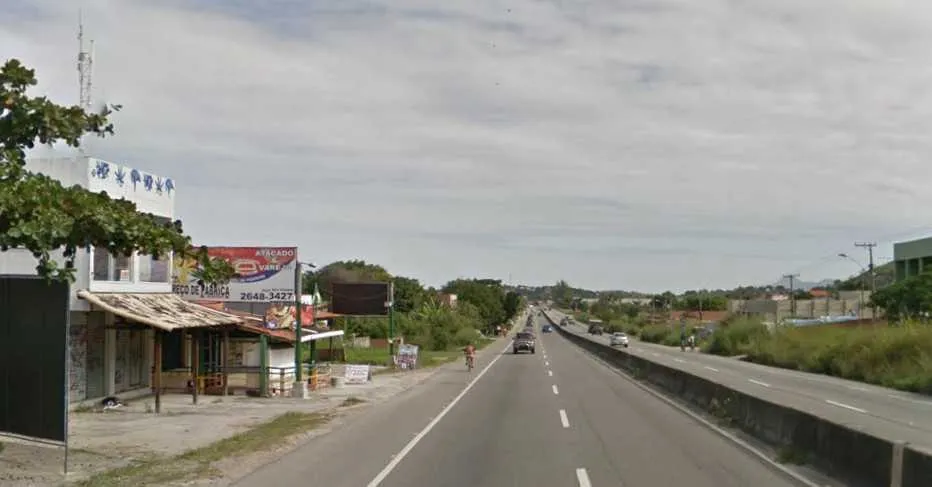 O corpo foi localizado por populares que passaram pelo local e acionaram a Polícia Militar. 
