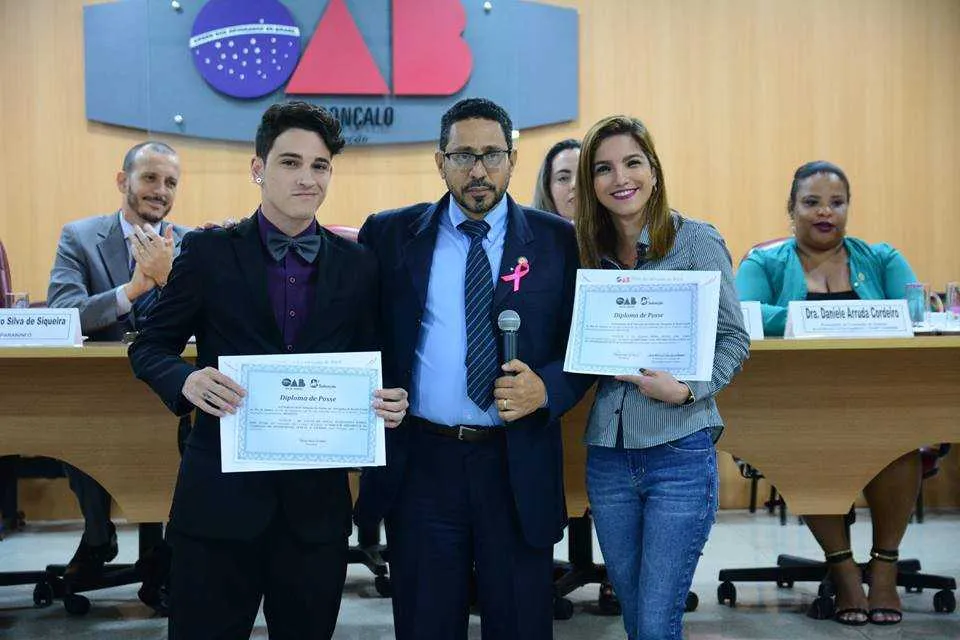 Elliano Enzo entre o presidente da nova comissão, Lucas Damasceno, e a vice Rayssa Nunes 
