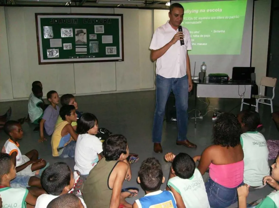 Well Castilhos dá palestras em ambientes escolares