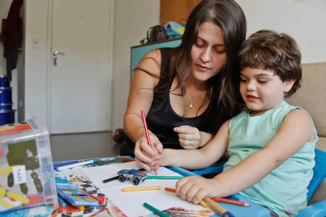 Tales, de 3 anos, tem autismo e está matriculado na creche UFF.