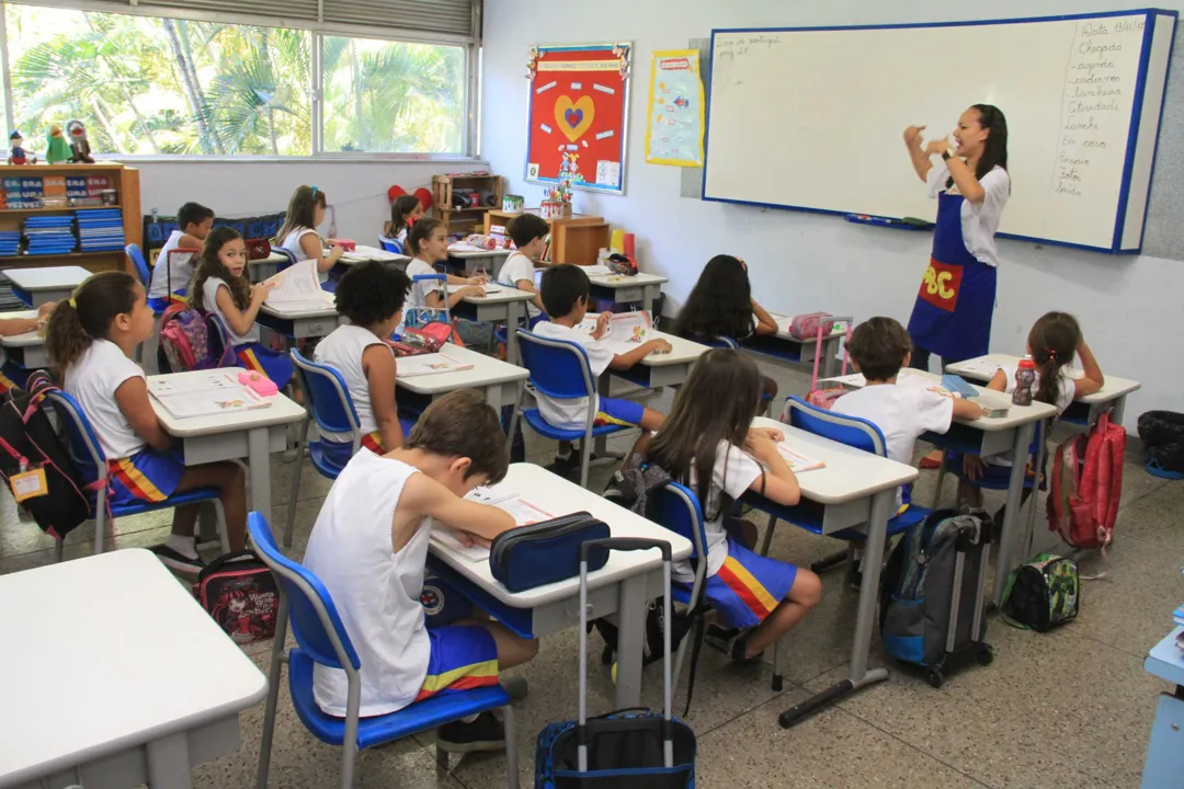 Estudantes do Ensino Fundamental e do Ensino Médio do Colégio Dom Hélder têm a disposição, diferentes meios de aprendizado que vão além da sala de aula tradicional. Há laboratórios de várias disciplinas, salas de vídeo e audiovisual 