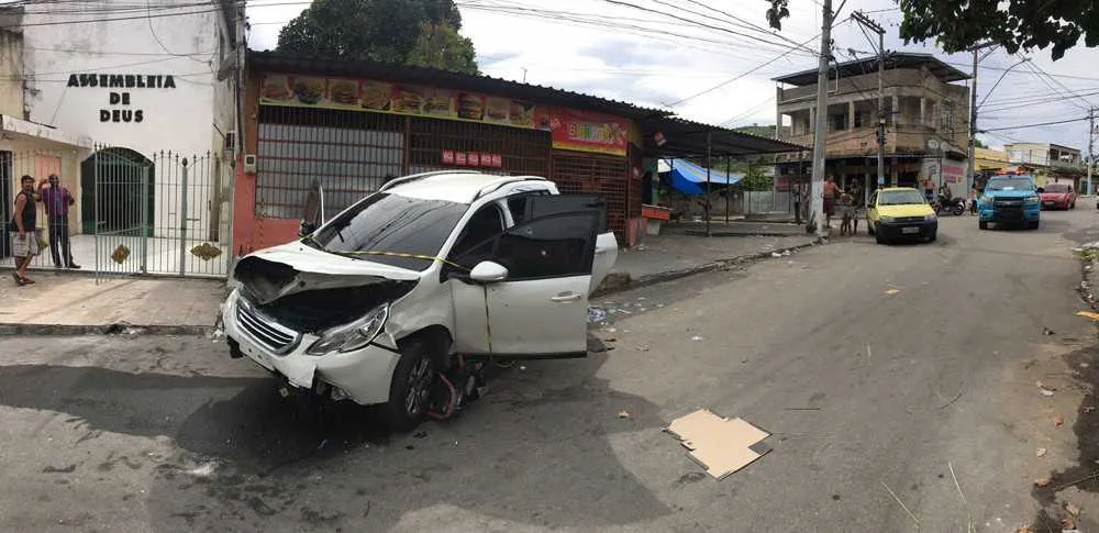 Um Duster foi abandonado na Rua Costa Monteiro, no Lindo Parque, com marcas de tiros