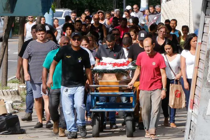 
O corpo de Edmilson foi sepultado no final da tarde de ontem, no Cemitério de São Miguel, no bairro de mesmo nome, em São Gonçalo.