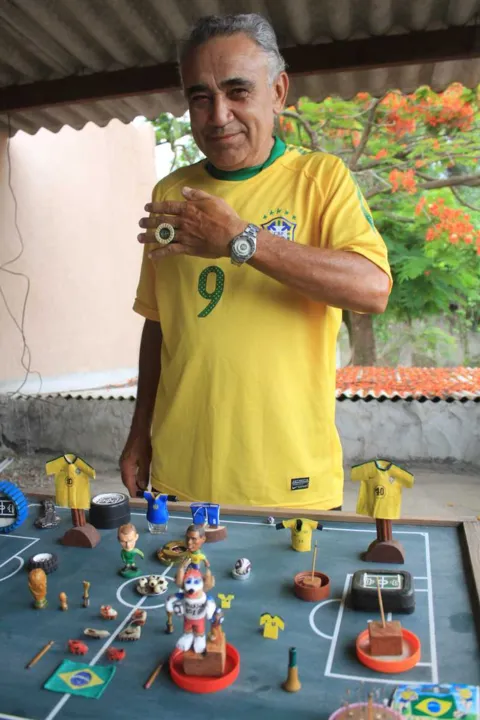 >> Vicente reproduziu mascote na madeira