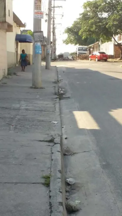 >> Até máquina de lavar (ao fundo) é usada para bloquear rua no bairro