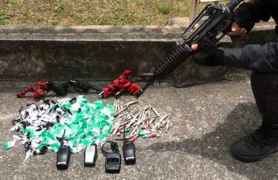 Segundo a polícia, acusados estavam vendendo drogas   