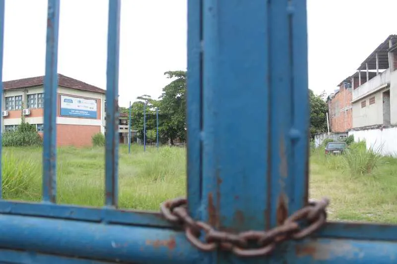 A escola, que já chegou a oferecer seis cursos profissionalizantes, está fechada desde 2016 e sofre com depredações e saques