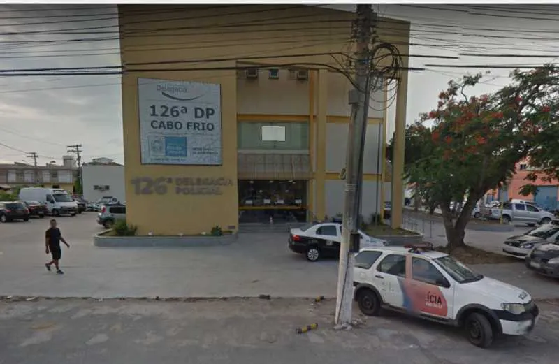 Bandidos invadiram uma drogaria e tentaram arrombar um caixa eletrônico