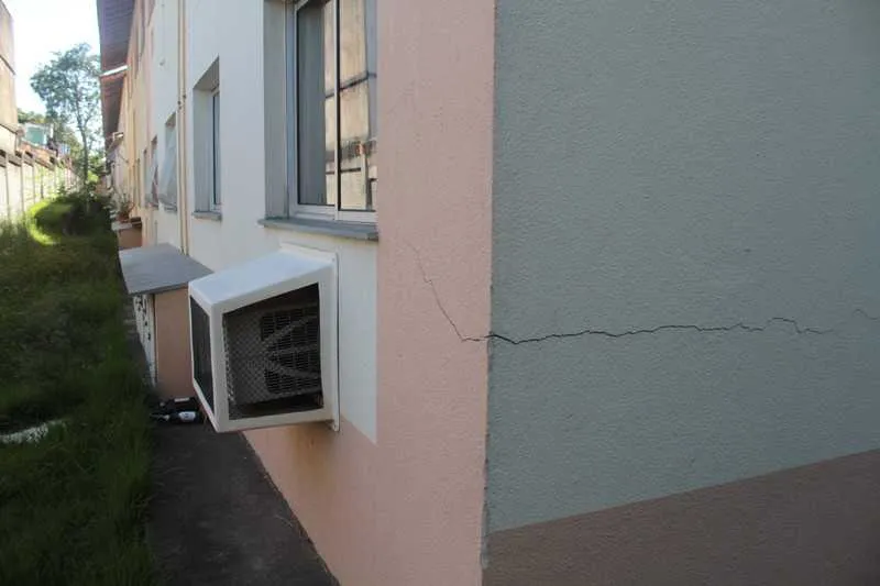 >> Vários prédios do condomínio estão com rachaduras e moradores terão que deixar o conjunto habitacional