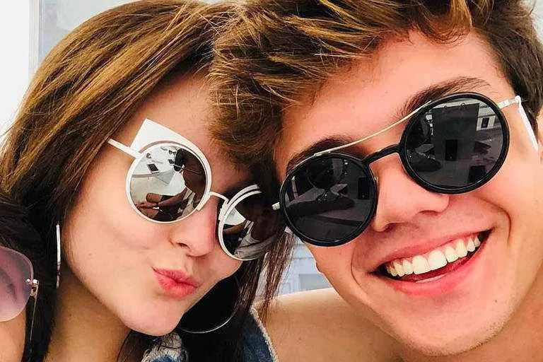 A atriz e cantora Larissa Manoela, de 16 anos, assumiu o namoro com o ator Leo Cidade. Antes dele, a jovem já havia namorado os atores Thomaz Costa, 17; João Guilherme, 15; e Matheus Chequer, 20. A confirmação do novo ‘affair’ se deu pela publicação da conta do Instagram da moça.