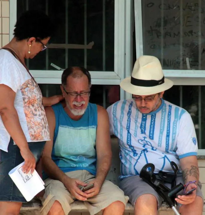 >> O marido e amigos de Cláudia de Brito Diniz (foto), de 53 anos, estavam inconsoláveis ontem de manhã, no IMl de Tribobó. A vítima foi atingida por um dos tiros disparados contra um homem, que foi executado na Praça do Bandeirantes. A mulher estava indo para o curso de inglês
