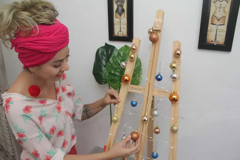 Débora montou árvore com um cavalete