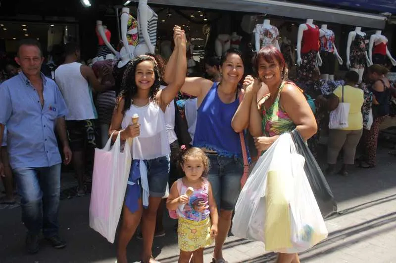 >> As cunhadas Ester Mendes e Silva Mello chegaram cedo para fazer as pesquisas antes de comprar