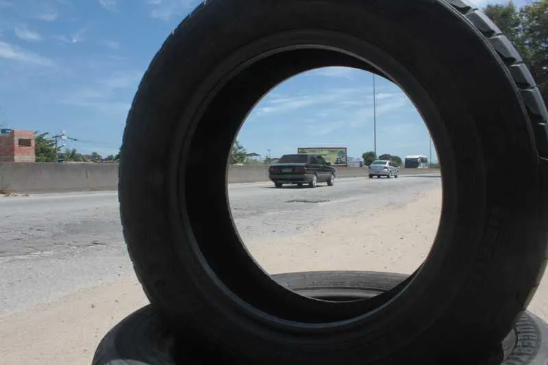 >> Daniel trabalha às margens da RJ-104 e atende cinco motoristas por dia com problemas nos pneus