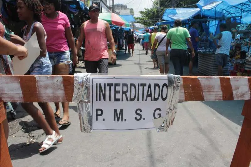 De acordo com a Prefeitura de São Gonçalo, a interdição do trânsito com cavaletes na Rua da Feira foi feita de forma irregular.